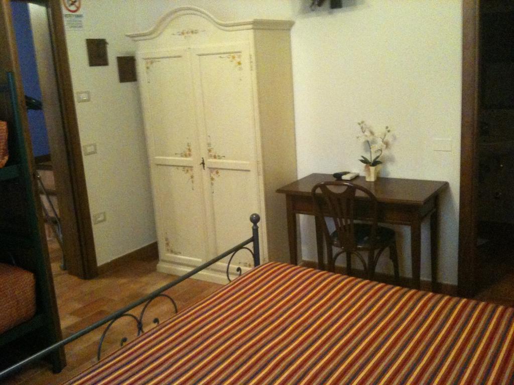 Agriturismo Lo Sgorzolo 페르기네 발수가나 객실 사진
